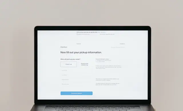 Écran e-commerce observé pendant une étape de travail