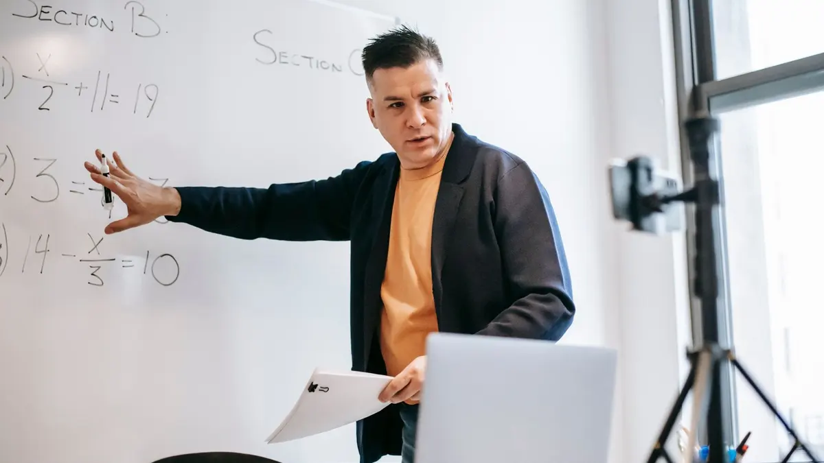Formateur e commerce animant un atelier pratique avec des apprenants et une boutique en ligne à l'écran.